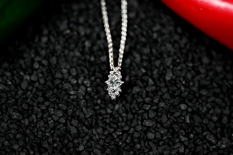 Women’s gold heart necklaces-.30CTW PRINCESS CUT DIAMOND PENDANT