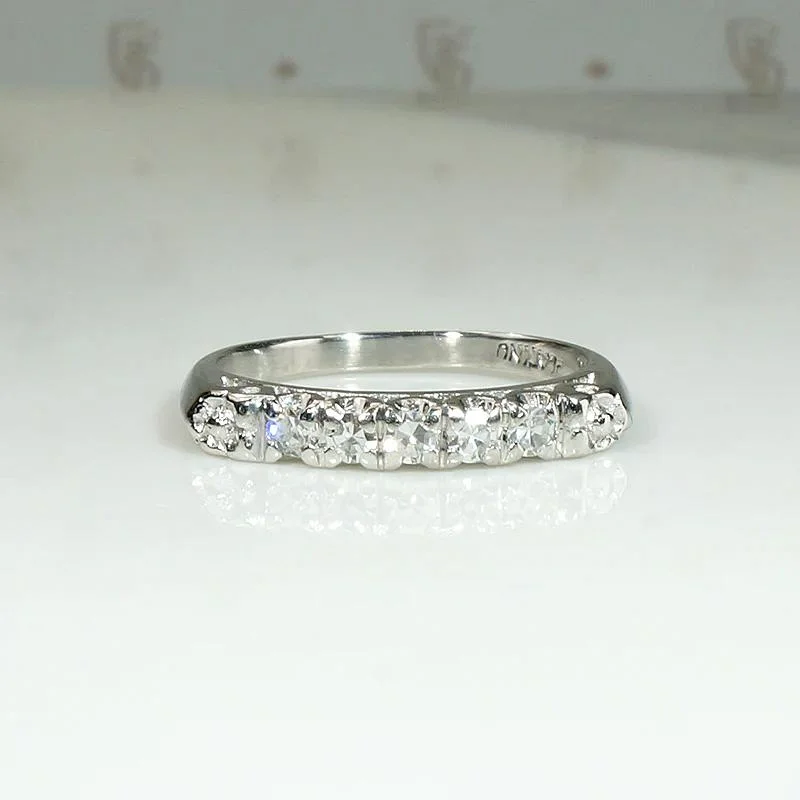 Women’s oval engagement rings with diamonds-Chic Diamond & Platinum Band with Sweet Forget Me Nots